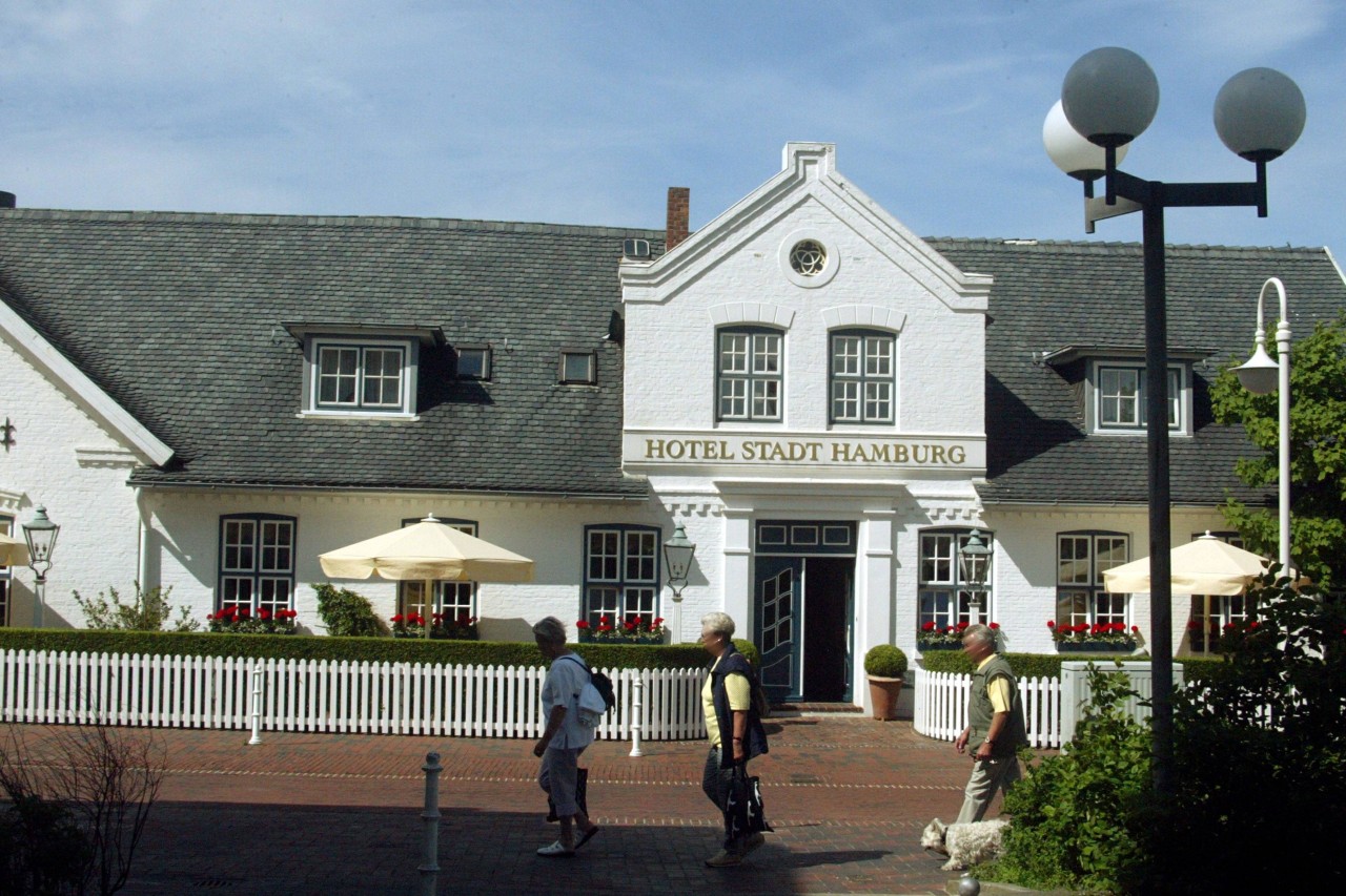 Für die Gäste hat der Corona-Ausbruch in dem Hotel auf Sylt dramatische Folgen. 