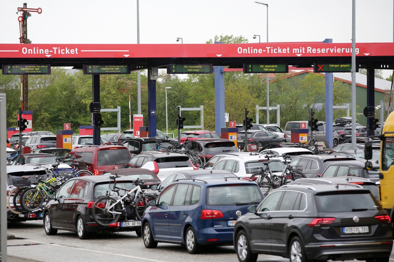 Dieses Bild ist ein Klassiker: Die volle Autoverladung nach Sylt in Niebüll am Samstag.