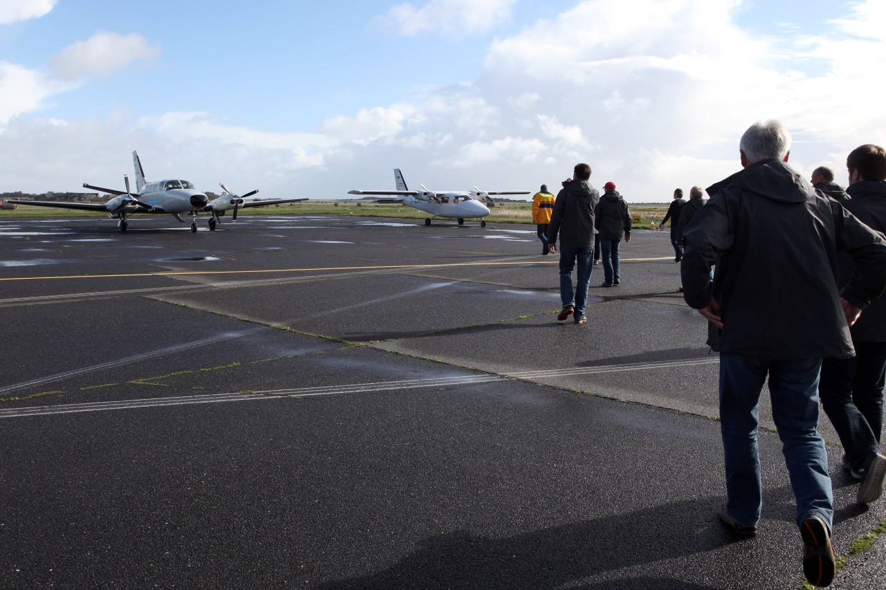 Wenn ein kleines Flugzeug über den Nordsee-Strand von Sylt fliegt, könnte das eine ganz bestimmte Bedeutung haben.