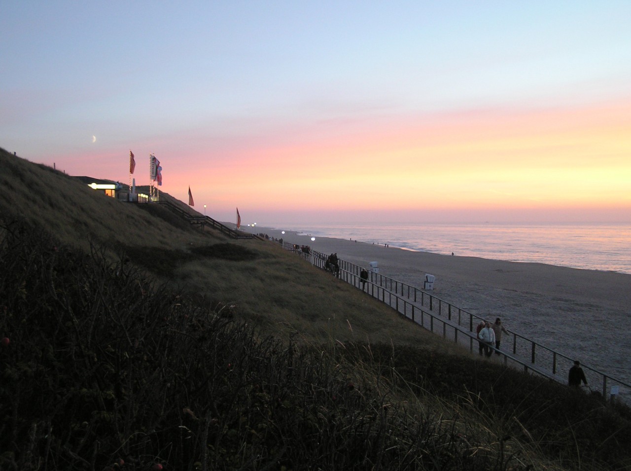 Wenn auf Sylt die Sonne untergeht, kann man auch an der Nordsee ein ziemlich seltenes Phänomen beobachten (Symbolbild). 