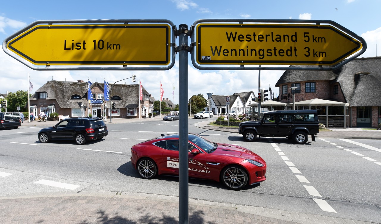 Normalität auf Sylt: Ein teurer Sportwagen im Straßenbild.