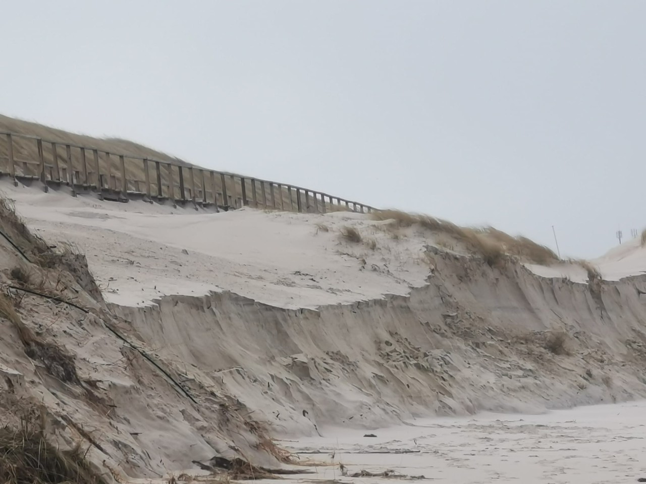 Das Orkantief „Zeynep“ trifft den Strand auf Sylt hart. 