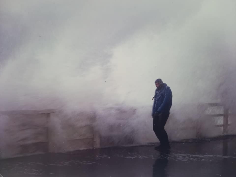 Mit Neopren in den riesigen Wellen: Olaf Minet auf Sylt