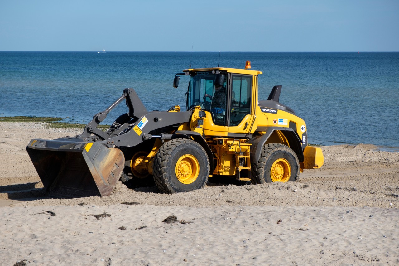 In Travemünde reinigen Kehrfahrzeuge den Strand. 