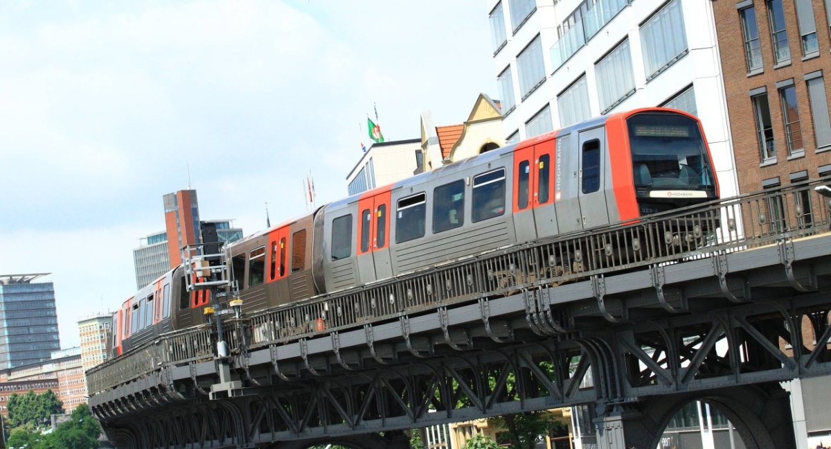 U Bahn Hamburg.jpg