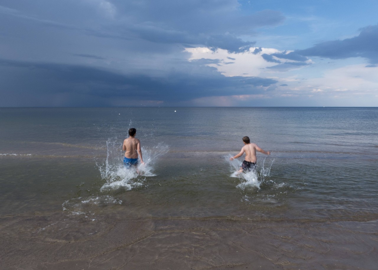 Dunkle Wolken am Himmel – diesen Jungs ist das egal. Sie haben trotzdem ihren Spaß. (Symbolbild) 