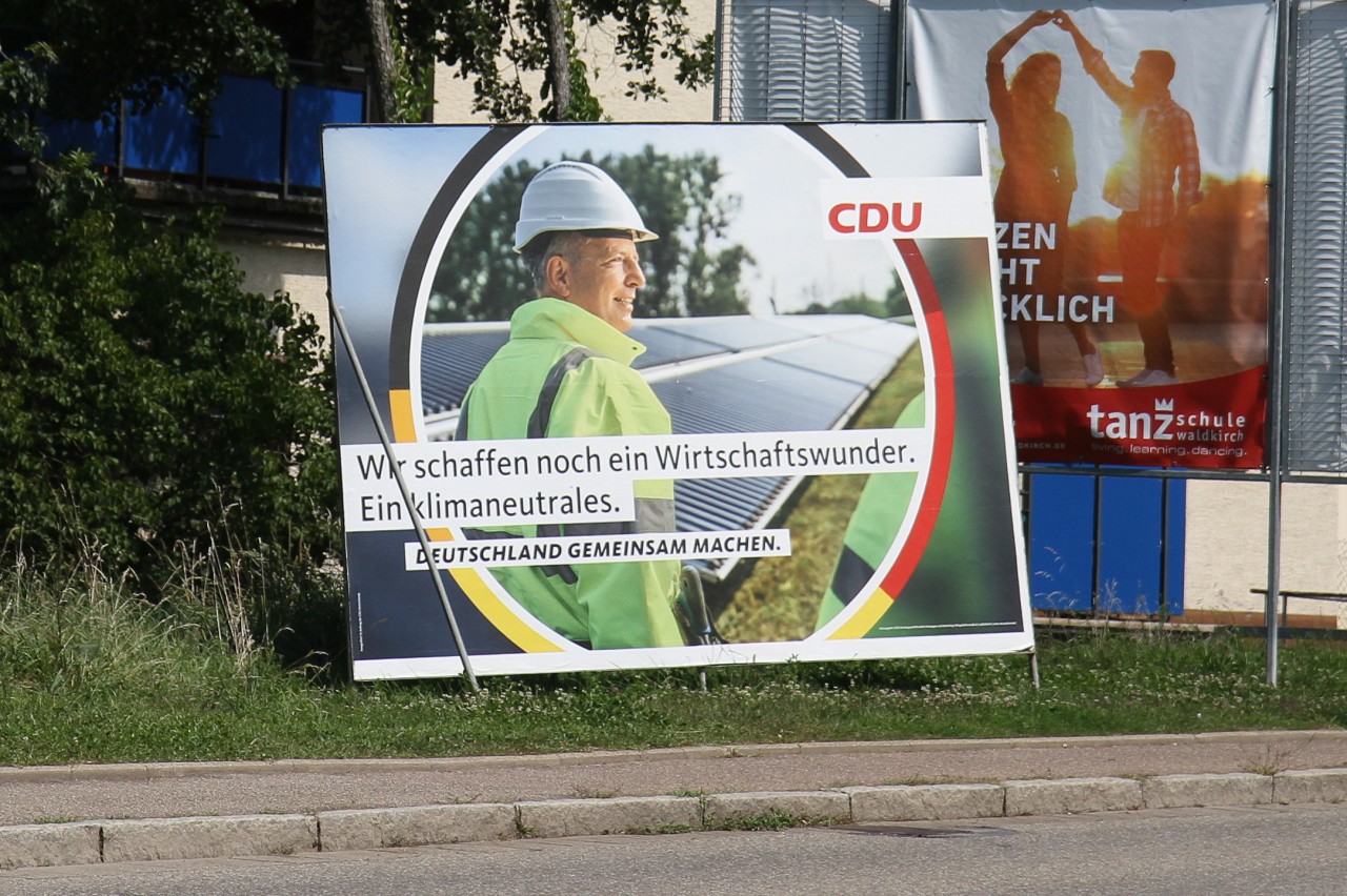 Das Überkleben von Wahlplakaten gilt als Sachbeschädigung.