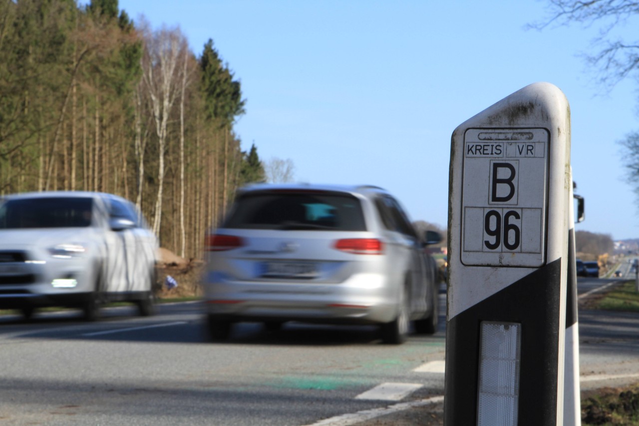 Die B96 führt von Stralsund nach Bergen auf Rügen. 