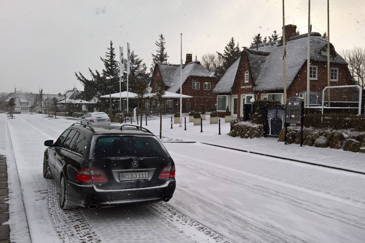 Schnee auf Sylt an der Nordsee. Über weiße Weihnachten würden sich bestimmt viele Urlauber freuen.