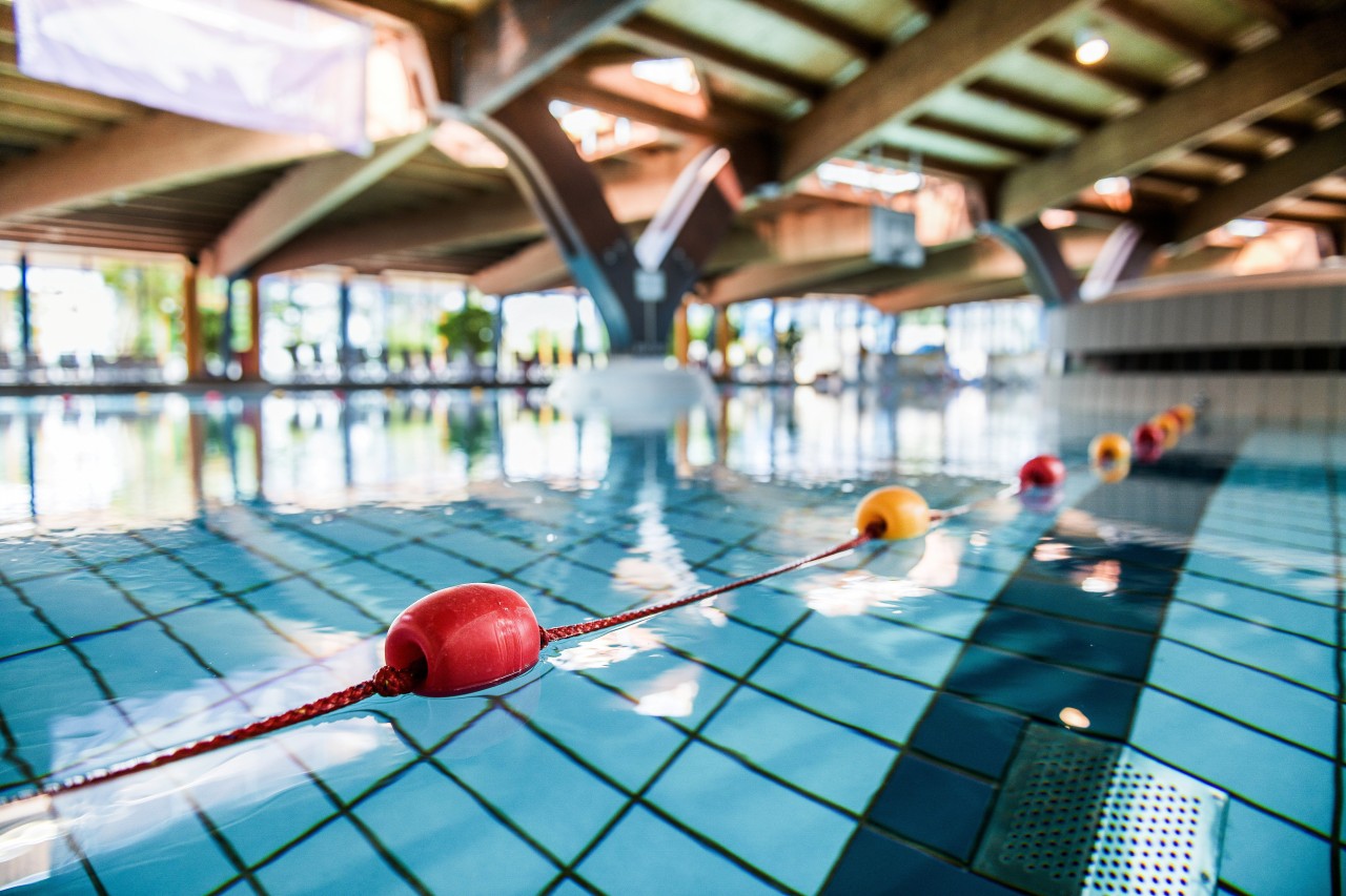 In einem Nichtschwimmerbecken wäre ein vierjähriges Mädchen fast ertrunken. (Symbolbild). 