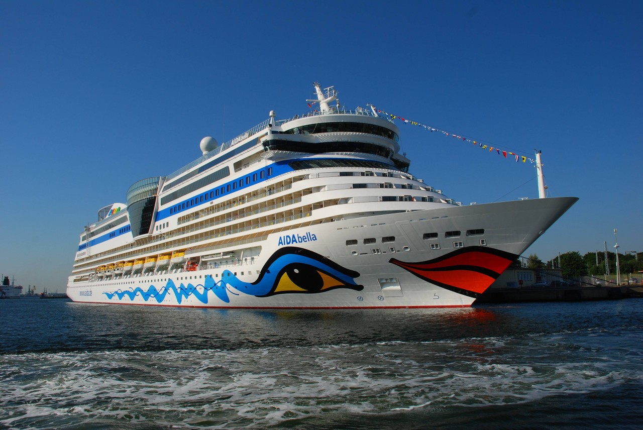 „Aida Bella“ im Hafen von Warnemünde