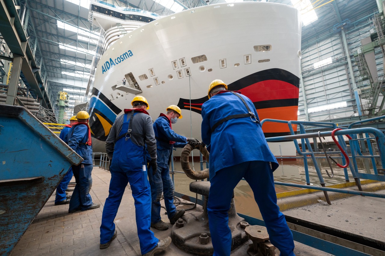 Die „Aida Cosma“ in der Meyer Werft in Papenburg im Sommer 2021