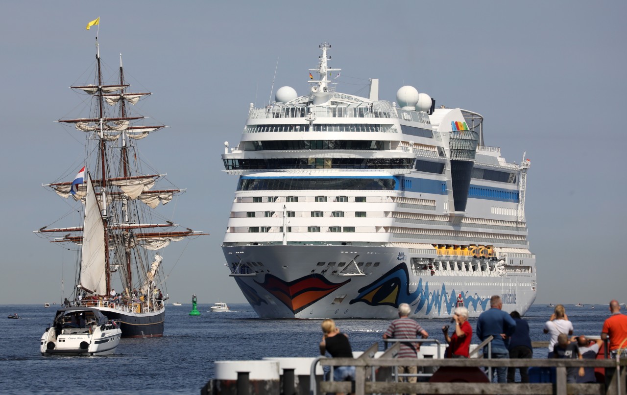 Die „Aida Mar“ beim Einlaufen in Warnemünde. 