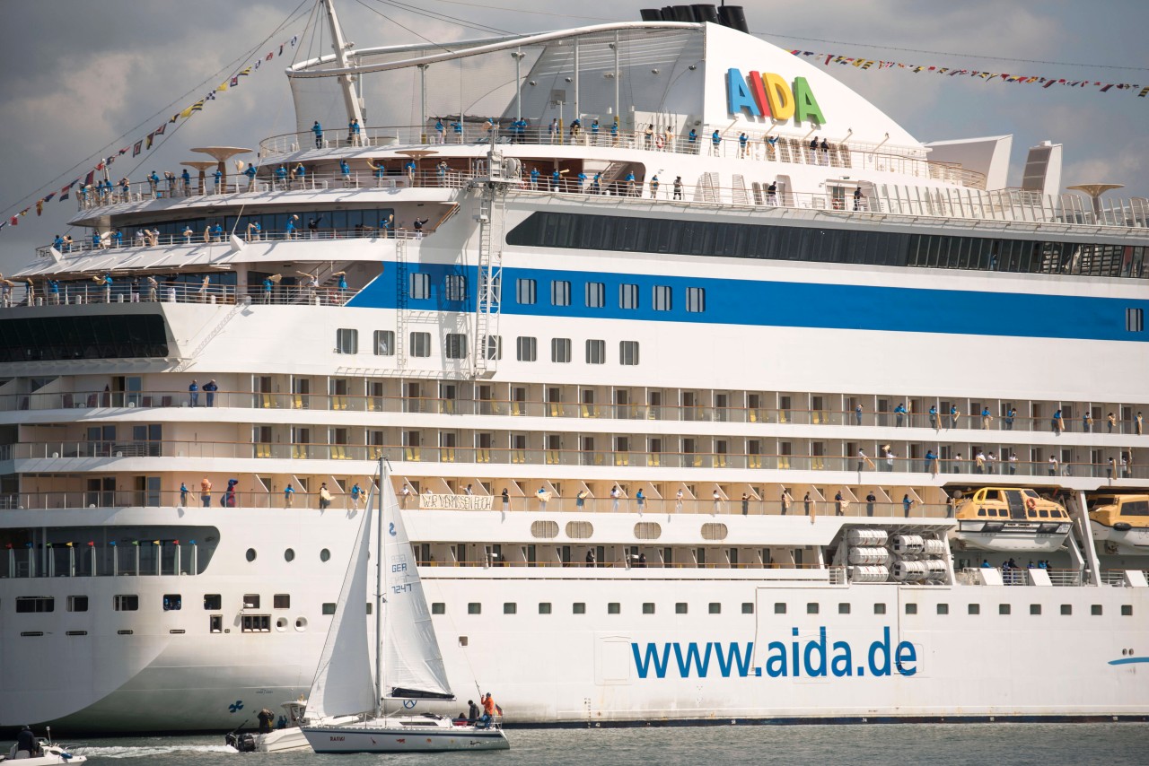 Passagiere an Bord eines Aida-Dampfers.