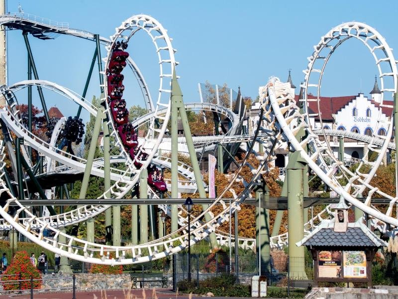 Besucher fahren mit der Achterbahn Big Loop im Heide-Park in Soltau.