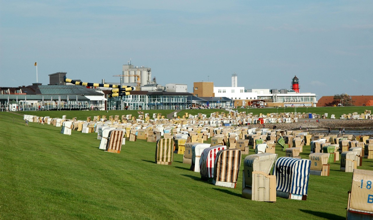 Strandkörbe vor dem Freizeitbad „Piratenmeer“ grünen Strand von Büsum.