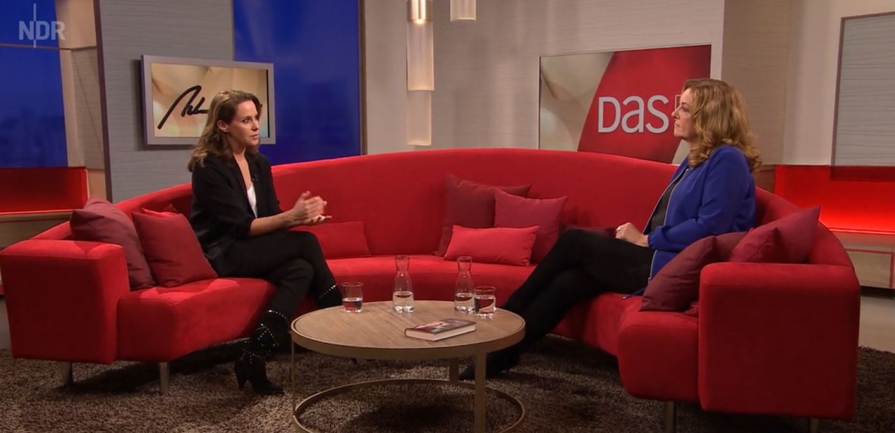 Natalie Amiri (l.) und Moderatorin Bettina Tietjen bei „DAS!“.