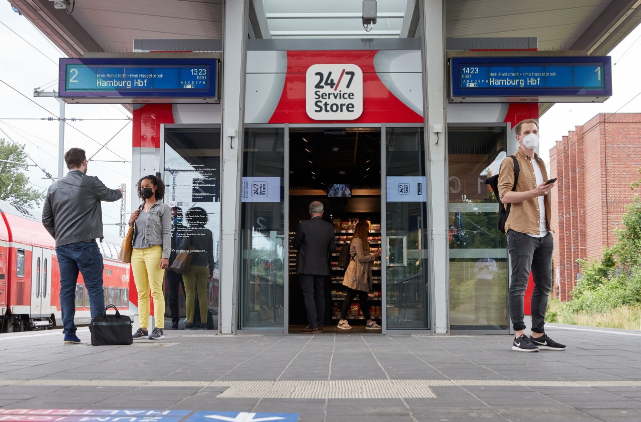 Deutsche Bahn bei Hamburg: Der neue digitale Mini-Supermarkt ist 24/7 geöffnet. 