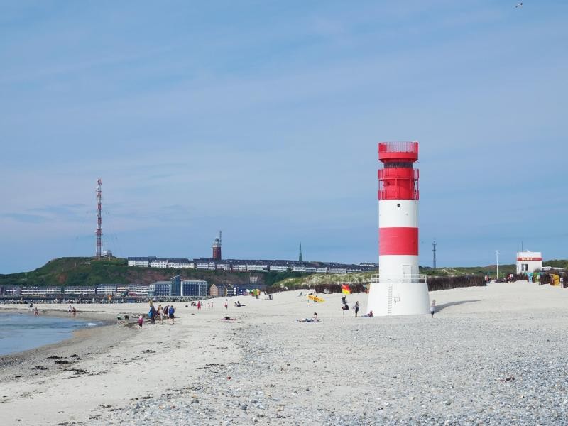 Farbiger Akzent in der Landschaft: der Leuchtturm auf der Helgoländer Düne.