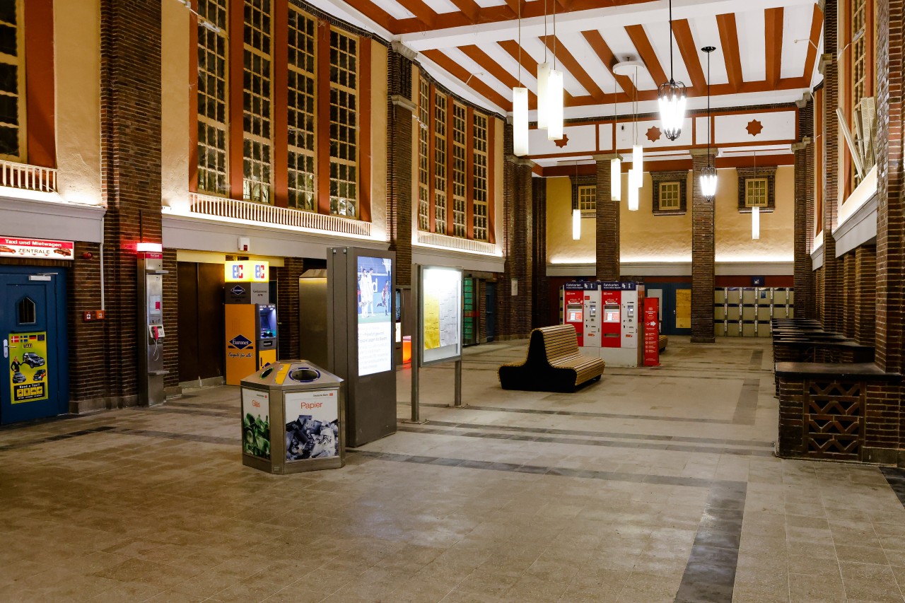 Leere Bahnhofshalle in Flensburg am Samstag.