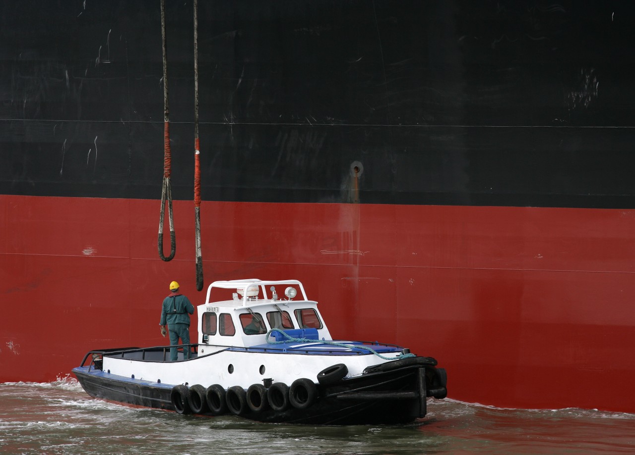 Festmacherboote helfen großen Schiffen beim Anlegen. 