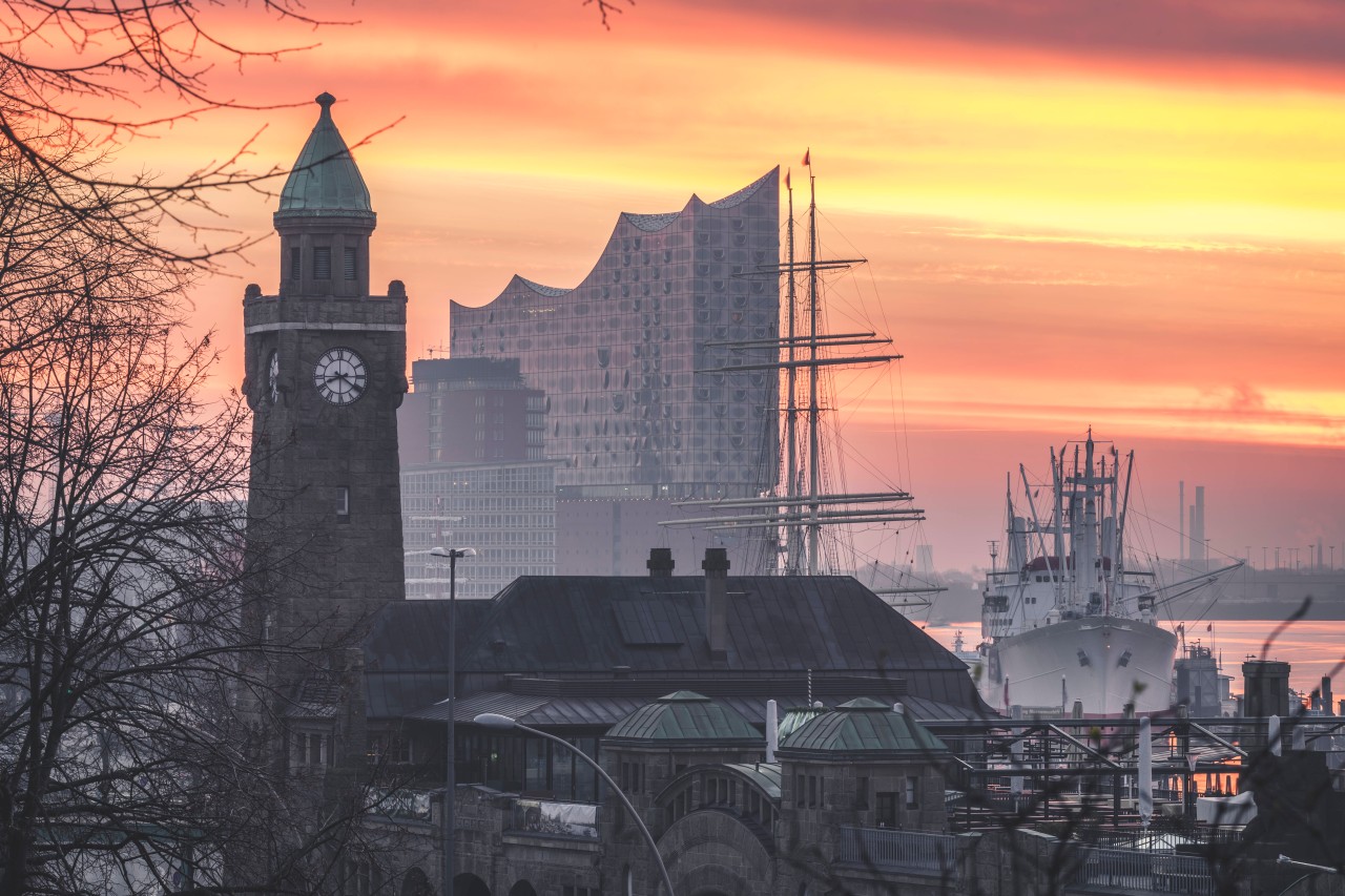 Hafen Hamburg mit Elphi im Hintergrund