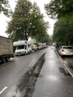 Wohnmobile ziehen sich den gesamten Südring hin bis zum Ende Saarlandstraße in Hamburg