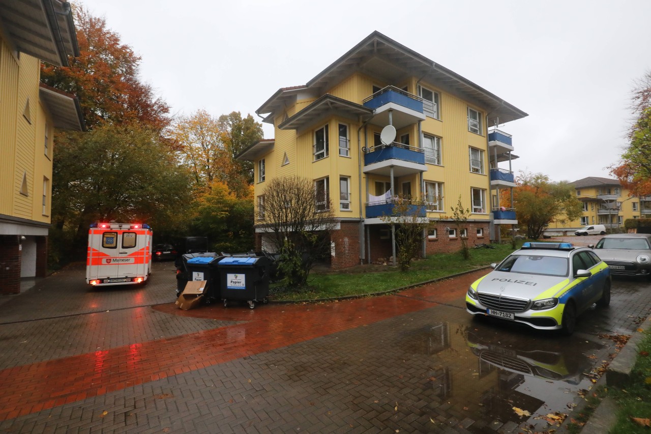 In Hamburg stürzte ein Mann vom Balkon und verletzte sich dabei schwer (Symbolbild)