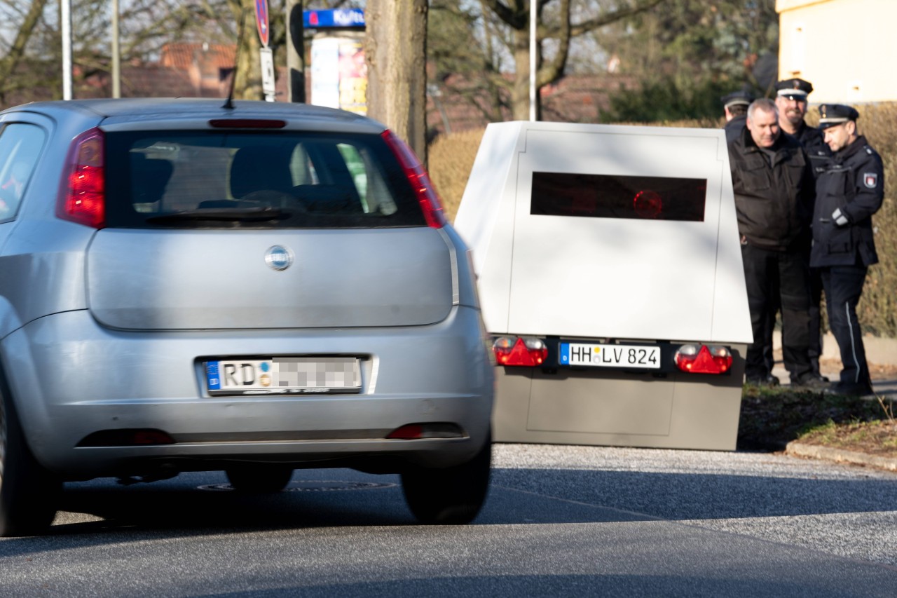 Ein mobiler Blitzer in Hamburg wurde von zwei Frauen zerstört (Symbolbild). 