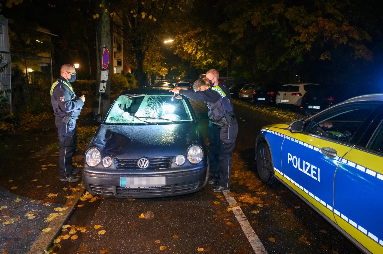 Der Unfallwagen hat deutliche Spuren davongetragen.