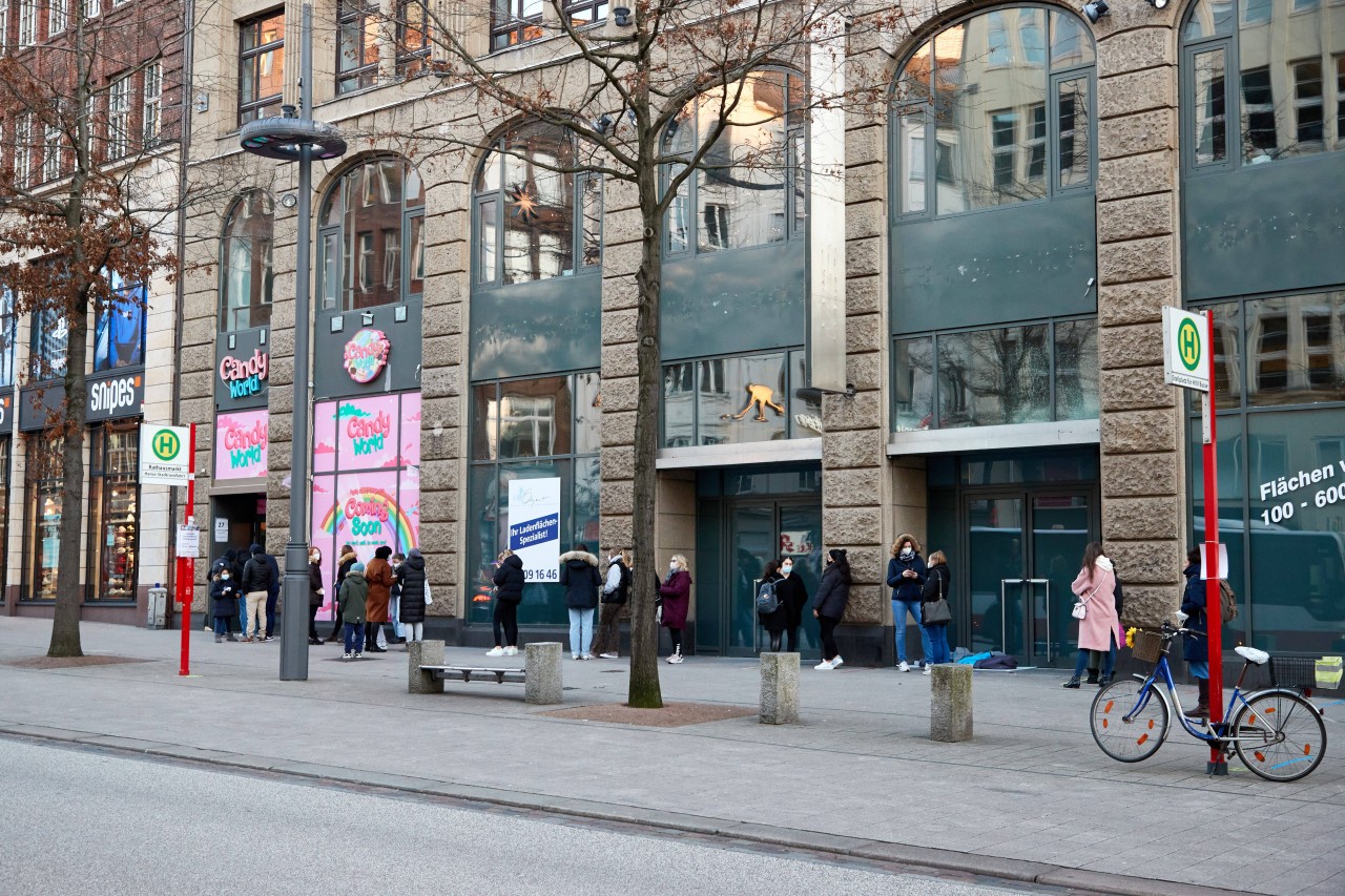 Die Schlange bei dem beliebten Laden in Hamburg ist lang