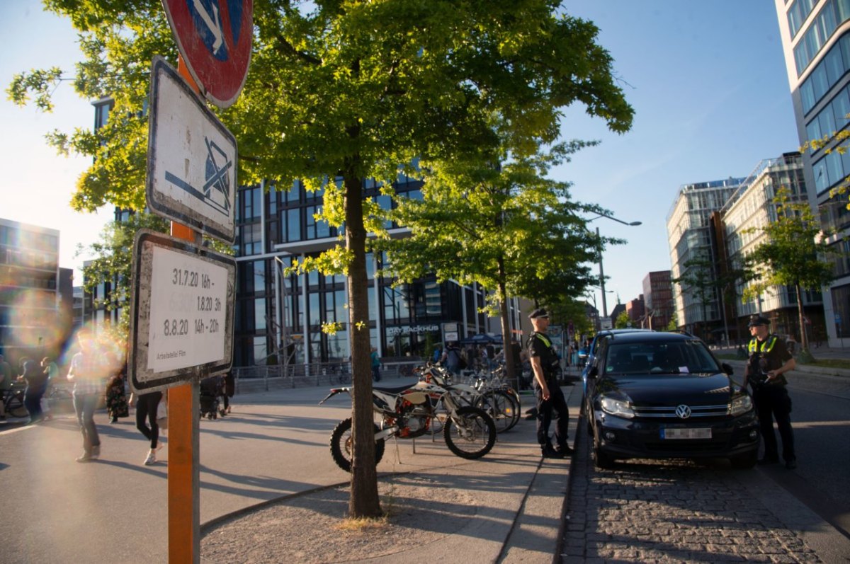 Hamburg „Großstadtrevier“ Hafencity Aston Martin Abschlepper.jpg