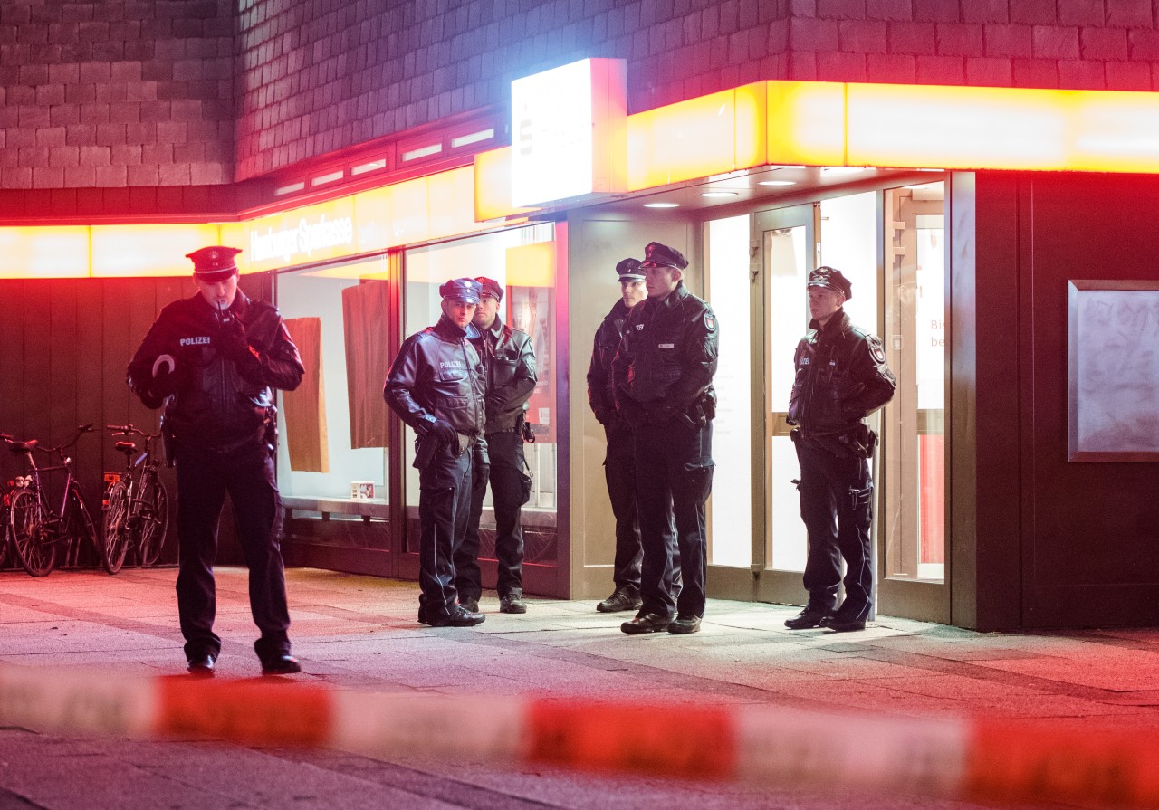 Polizeieinsatz in einer Haspa-Filiale in Hamburg.