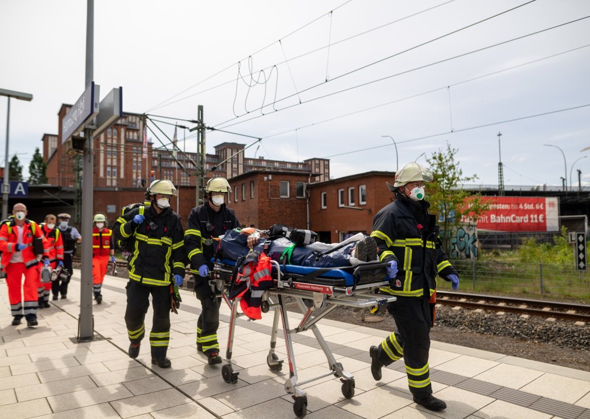 Hamburg Hauptbahnhof Drama Gleisen Polizei Rettungskräfte Feuerwehr