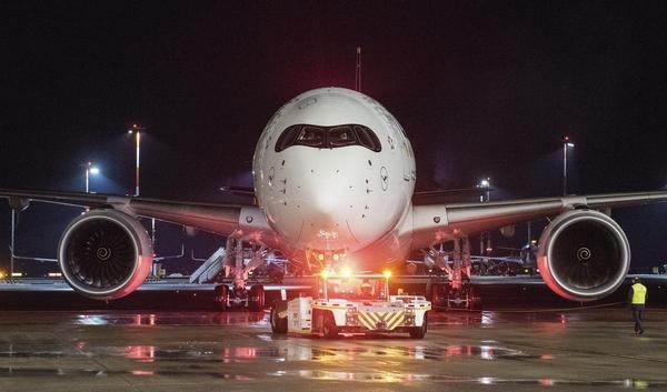 Die Maschine ist zum längsten Nonstop-Passagierflug in der Unternehmensgeschichte der Lufthansa aus Hamburg gestartet. 