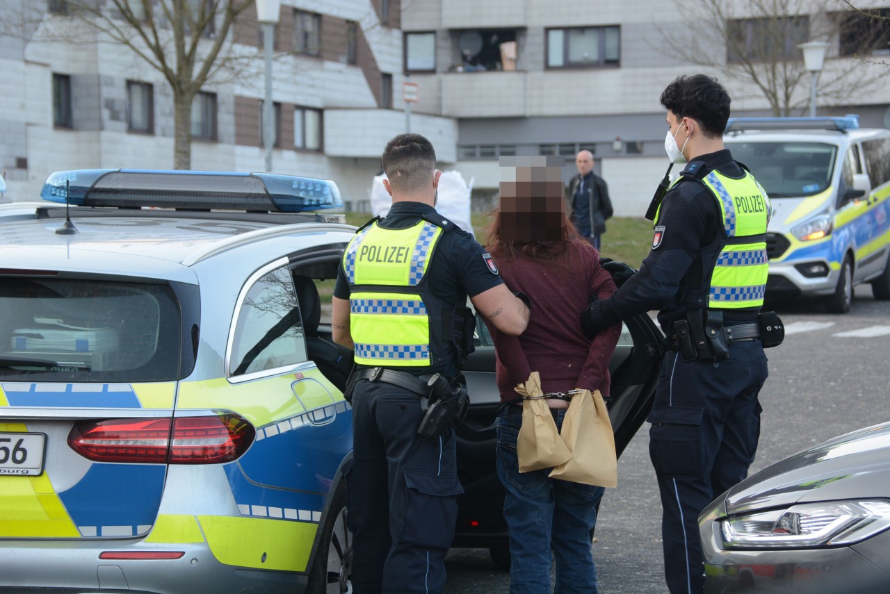 Drei in der Wohnung angetroffene Personen wurden von der Polizei vorläufig in Gewahrsam genommen.