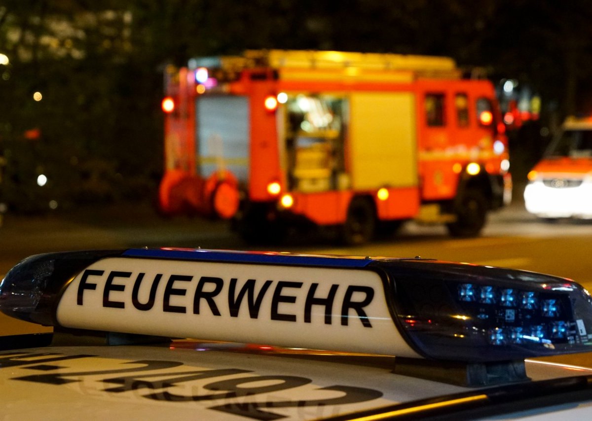 Hamburg Polizei Feuerwehr Wohnung Einsatz Krankenhaus Balkon