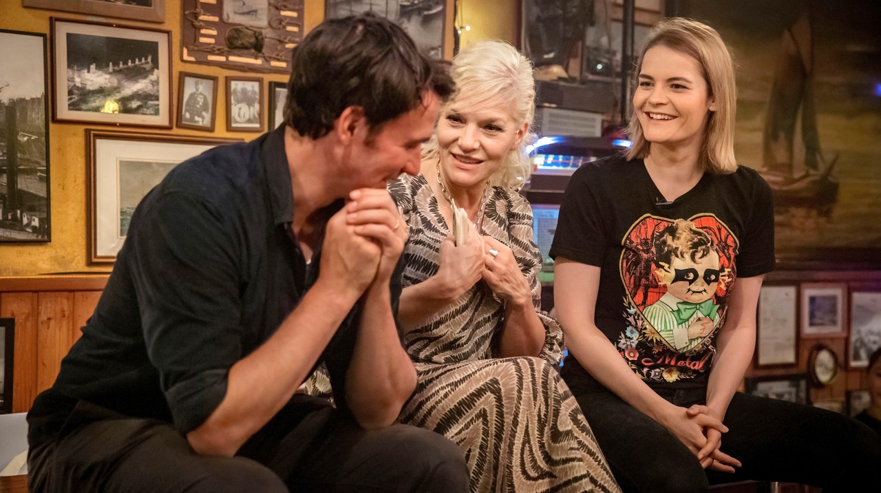 Felix Neureuther (l.) und Hazel Brugger (r.) zu Gast bei Ina Müller (M.) im „Schellfischposten“. 