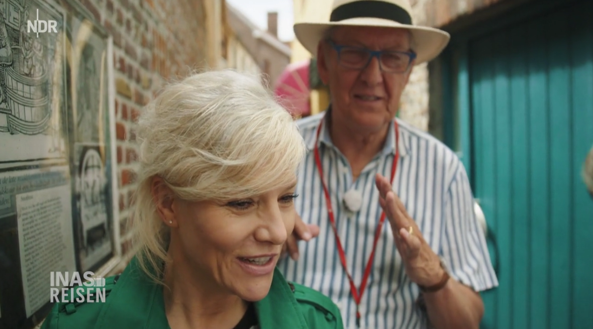 Ina Müller begrüßt eine Touristengruppe in Brügge. 