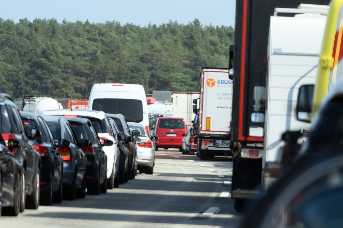 Lübeck Polizei Rettungsgasse Ratekau BAB1 Pansdorf Sattelzugmaschine