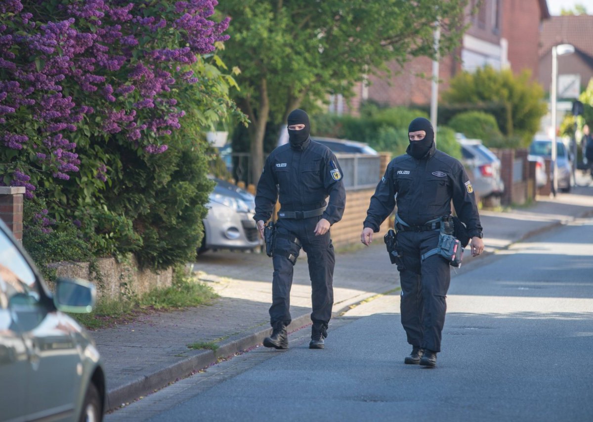 Lüneburg Polizeieinsatz Spezialeinheit SEK Razzia Verbecherbande Sprengung Fahrkartenautomaten