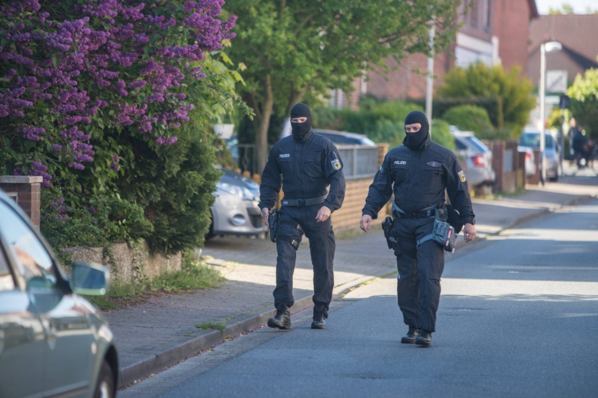 Lüneburg Polizeieinsatz Spezialeinheit SEK Razzia Verbecherbande Sprengung Fahrkartenautomaten