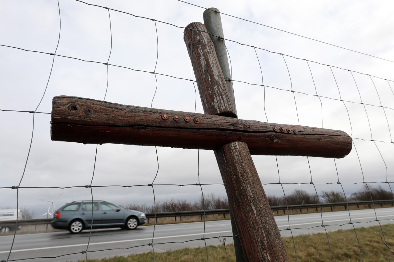 MV: Ein Holzkreuz lehnt an dem Wildfangzaun an der Autobahn A 19 Berlin - Rostock an der Stelle, wo vor zehn Jahren bei einer Massenkarambolage in einem Sandsturm acht Menschen starben. 