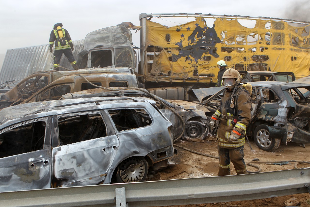 MV: Feuerwehrleute sind auf der Autobahn A19 bei Kavelstorf in der Nähe von Rostock bei einer Massenkarambolage im Einsatz.