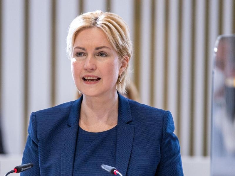 Manuela Schwesig (SPD), die Ministerpräsidentin von Mecklenburg-Vorpommern, spricht.