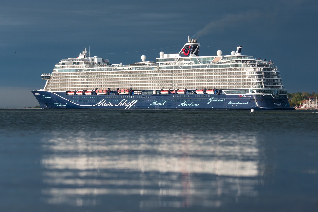 Das Kreuzfahrtschiff „Mein Schiff 1“ fährt beim Auslaufen am Hafen von Laboe entlang.