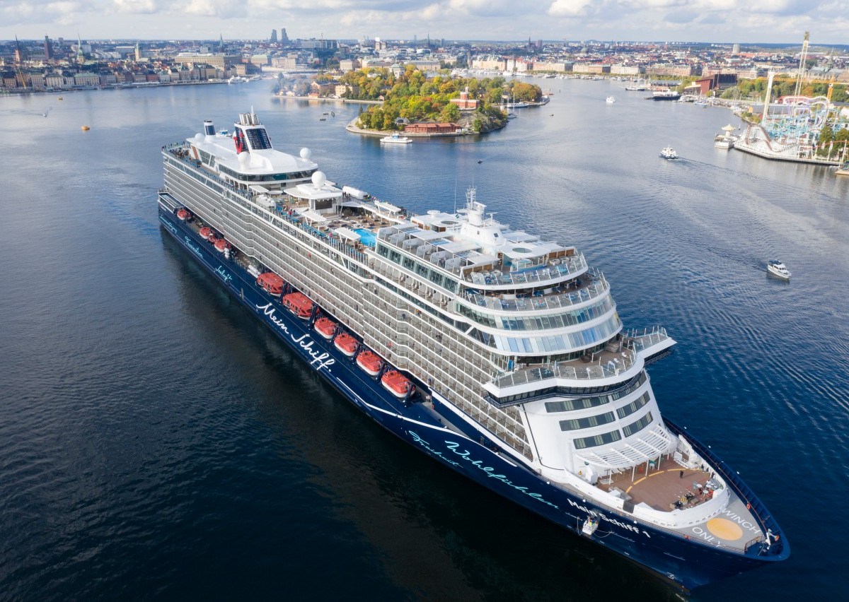 Die „Mein Schiff 1“ ist zu einer Reise nach Skandinavien aufgebrochen. (Symbolbild), Ein Fahrstuhl an Bord der „Mein Schiff 1“