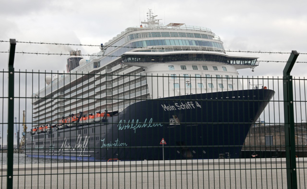 Fast alle Dampfer der Flotte liegen aktuell in den Häfen. So wie hier die „Mein Schiff 4“, die in Rostock überwintert.