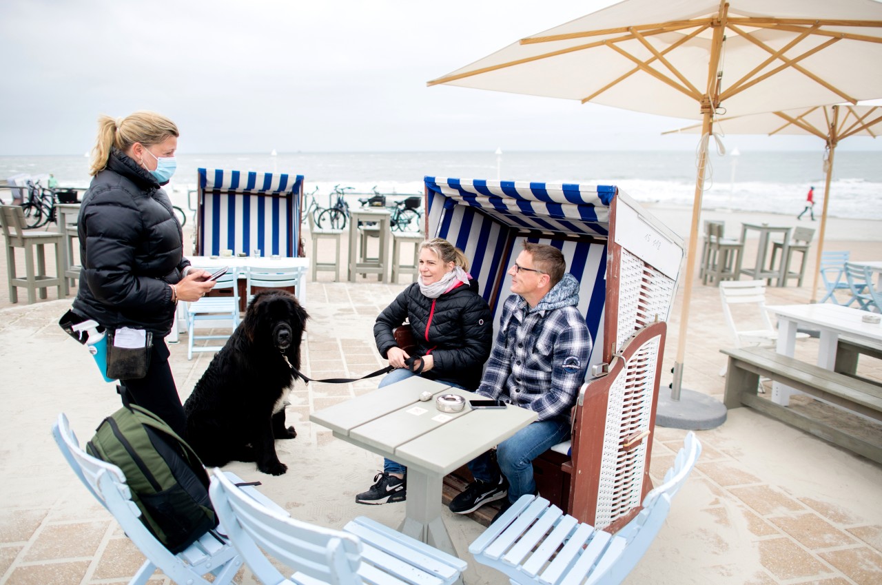 Gastro-Betrieb auf Norderney: Nur wenige sind so tapfer und setzen sich in die frische Brise. 