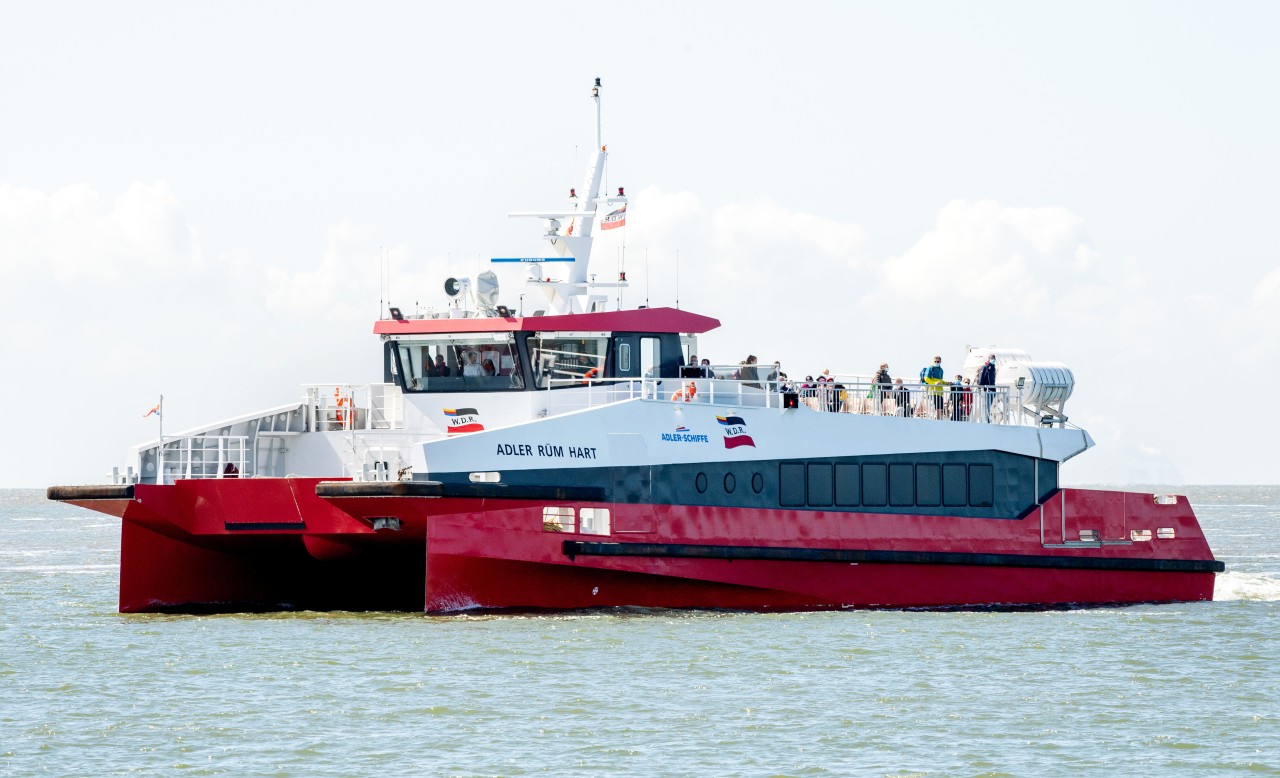 Der Katamaran MS „Adler Rüm Hart“ im Wattenmeer vor der Insel Norderney